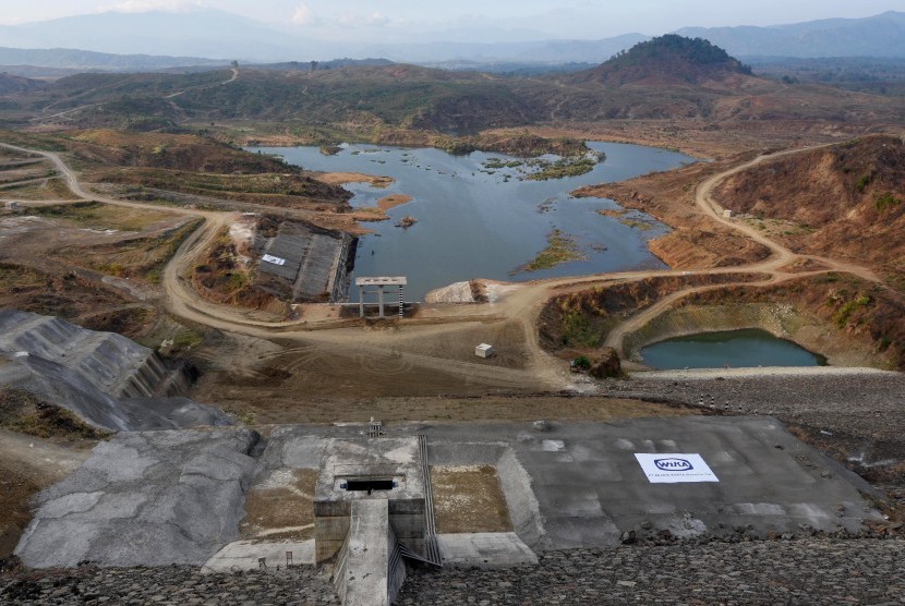 Lokasi Waduk Jatigede yang mulai terisi air setelah dimulainya penggenangan di Sumedang, Jawa Barat, Selasa (1/9).