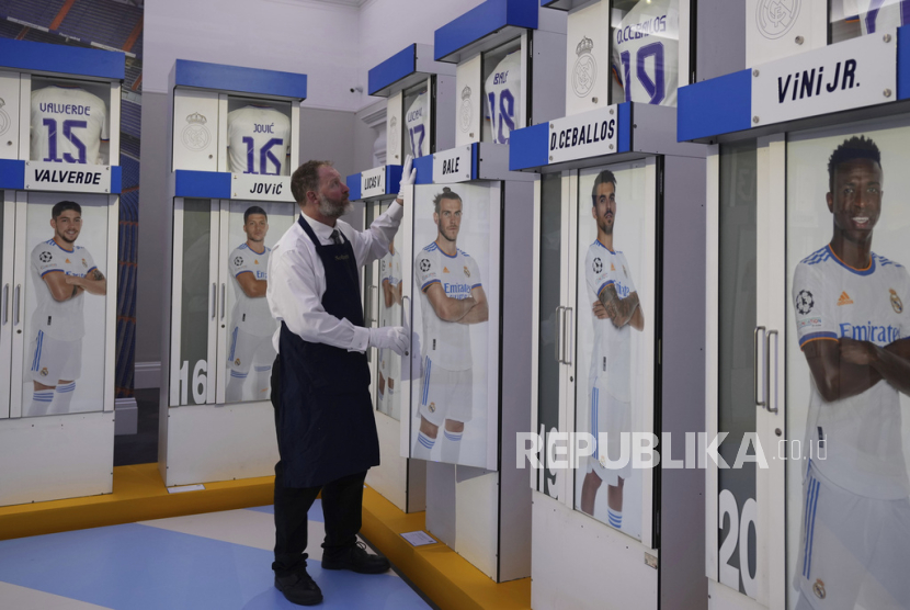 Loker ruang ganti pemain utama Real Madrid dari Stadion Santiago Bernabeu dipajang di ruang lelang Sotheby