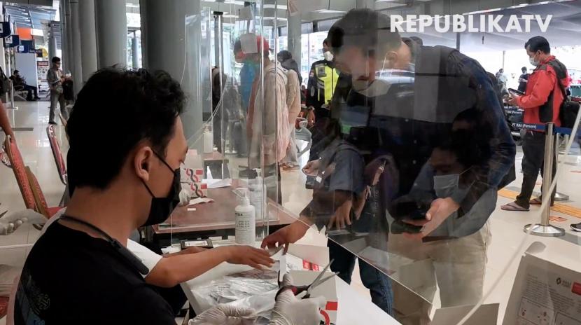 Loket pemeriksaan dan registrasi dokumen kesehatan penumpang di stasiun Pasar Senen, Jakarta.