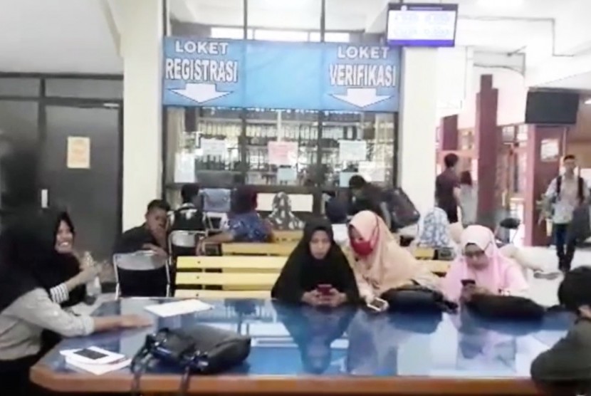 Loket pendaftaran dan registrasi calon mahasiswa baru Universitas Ahmad Dahlan, Yogyakarta.