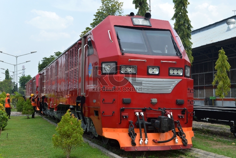 Lokomotif buatan PT Industri Kereta Api (Inka) di Madiun, Jumat (20/11).