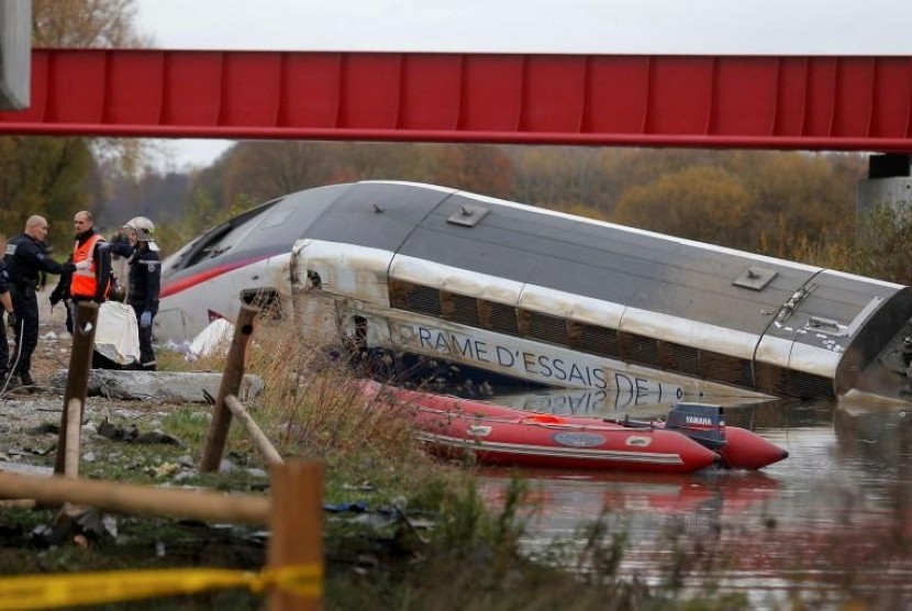 Lokomotif kereta cepat TGV tergelincir dan tenggelam sebagian dekat Kota Strasbourg di timur Prancis, Sabtu, 14 November 2015. Sedikitnya 10 orang tewas.