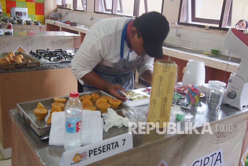 Aji Rukmana, satu-satunya peserta pria di ajang Lomba Cipta Kreasi Resep 2016 Bogasari yang diiukuti siswa SMK di Bandung 