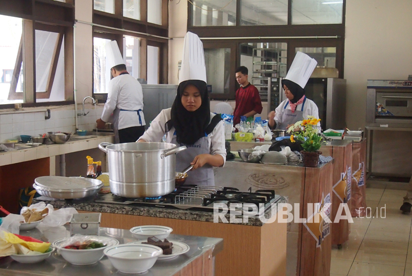 Juara Lomba Cipta Kreasi Resep siswa SMK di Bandung yang menciptakan resep Cookies Peyeum