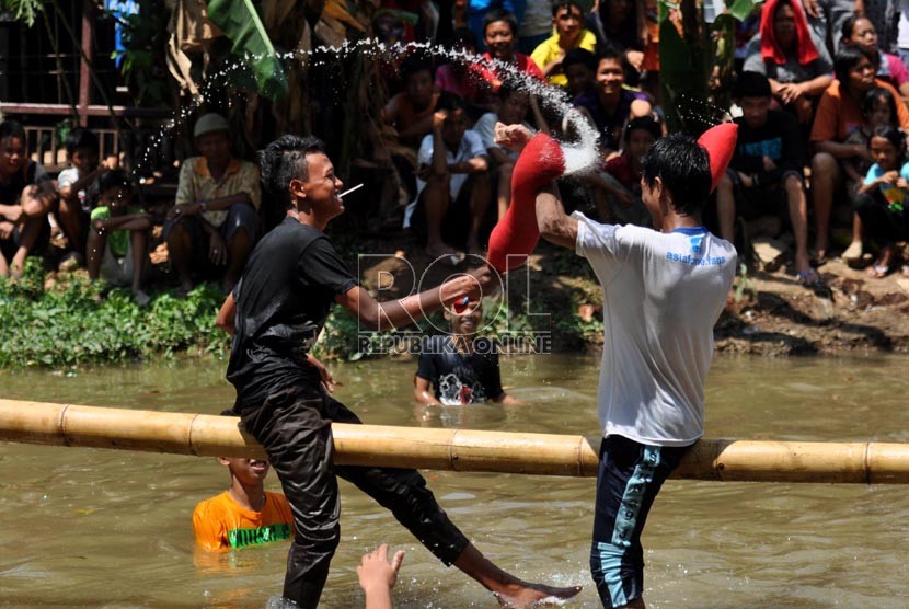  Lomba gebuk bantal dalam rangka memeriahkan HUT ke-68 RI di atas Sungai Kalimalang, Jakarta Timur, Sabtu (17/8/2013). Lomba berjalan di atas bambu dan gebuk bantal akan kembali digelar di Kalimalang pada Sabtu dan Ahad, 27 dan 28 Agustus 2022. 