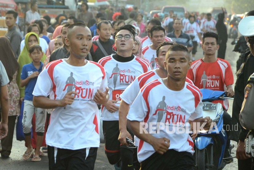 Lomba lari 'IndiHome Run 2016' oleh Telkom Indonesia, di Kota Bandung, Ahad (17/6). (Republika/Edi Yusuf)