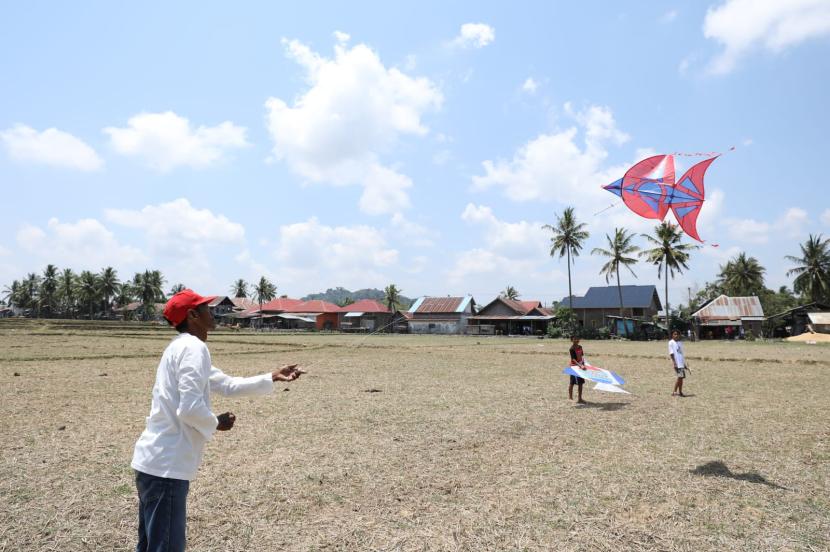 lomba layang-layang bagi warga Desa Padatuo, Kecamatan Tonra, Kabupaten Bone, Sulawesi Selatan.