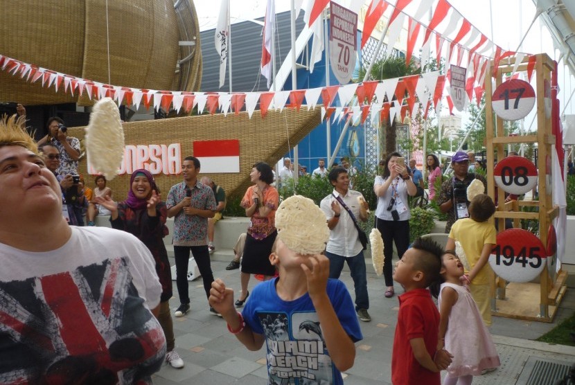 Lomba makan krupuk di Paviliun Indonesia di Milan Expo 2015 di Milan, Italia, Sabtu (15/8).
