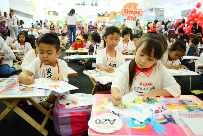 Lomba menggambar memeriahkan digelar olaeh Simas Kid Insurance, di Festival Citylink, Kota Bandung, Ahad (21/5). Asuransi untuk pendidikan mulai banyak diminati masyarakat dengan berbagai keunggulan.