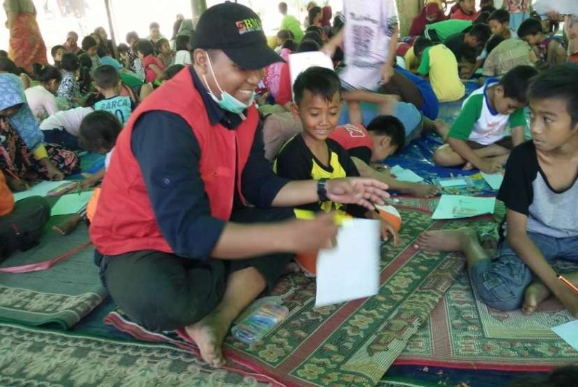 Lomba menggambar untuk anak-anak pengungsi korban gempa di Sigarpenjalin, Lombok Utara.
