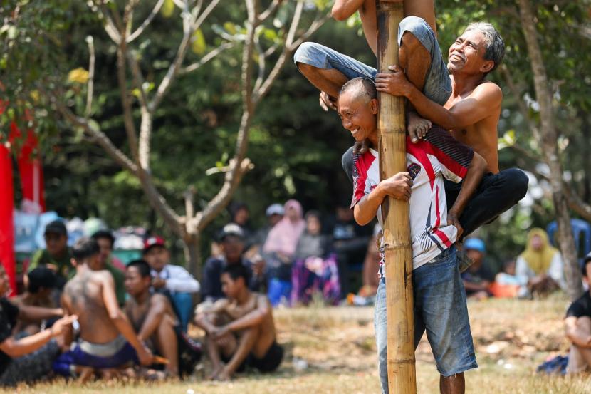 Lomba panjat pinang di Taman Hutan Raya Pakal yang berada di Kelurahan Pakal, Kecamatan Pakal, Surabaya, Jawa Timur. 