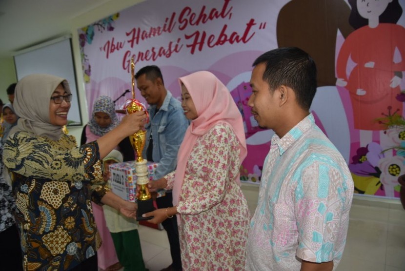 Lomba penilaian ibu hamil sehat.