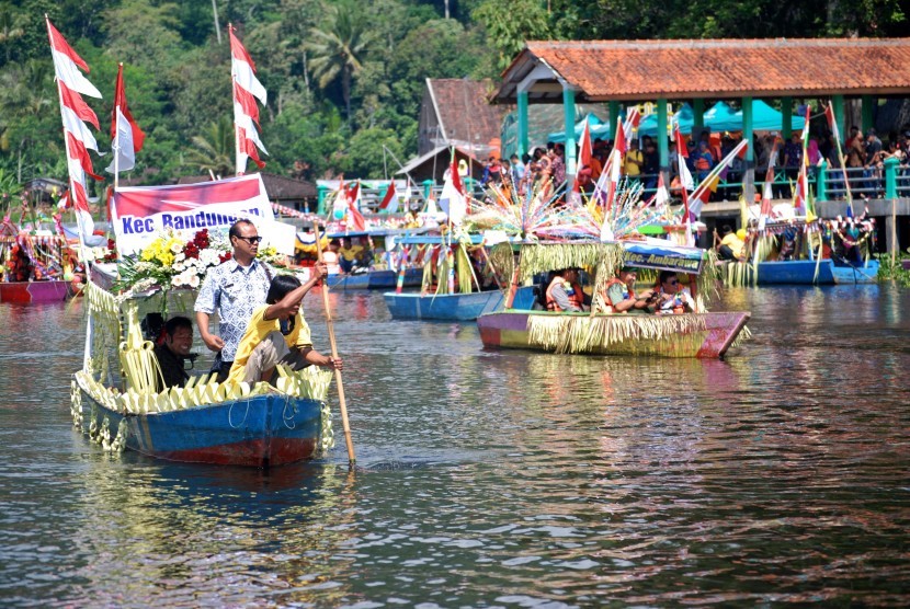Lomba perahu hias digelar untuk menyemarakkan Festival Baruklinting 2016.