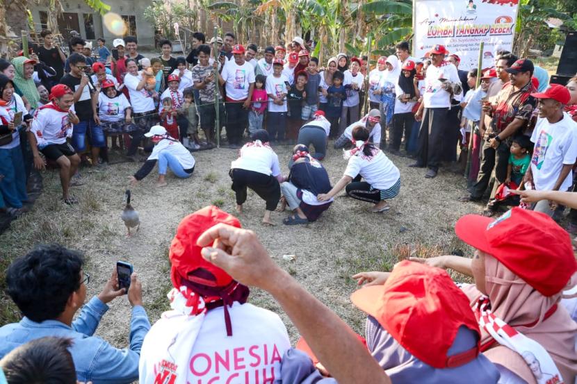 Lomba tangkap bebek bersama masyarakat Bassara, Kelurahan Sabintang, Kecamatan Pattallassang, Kabupaten Takalar, Sulawesi Selatan. 