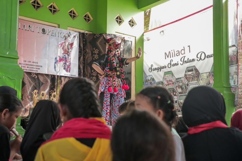 lomba tari topeng di Sanggar Seni Intan Dewi, Desa Danawinangun, Kecamatan Klangenan, Kabupaten Cirebon, Jawa Barat. 