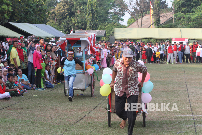 Lomba tarik gerobak meriahkan HUT ke-72 Kemerdekaan RI di Lapangan Gatot Soebroto Cijantung, Komplek Kopassus, Jakarta, Sabtu (19/8).