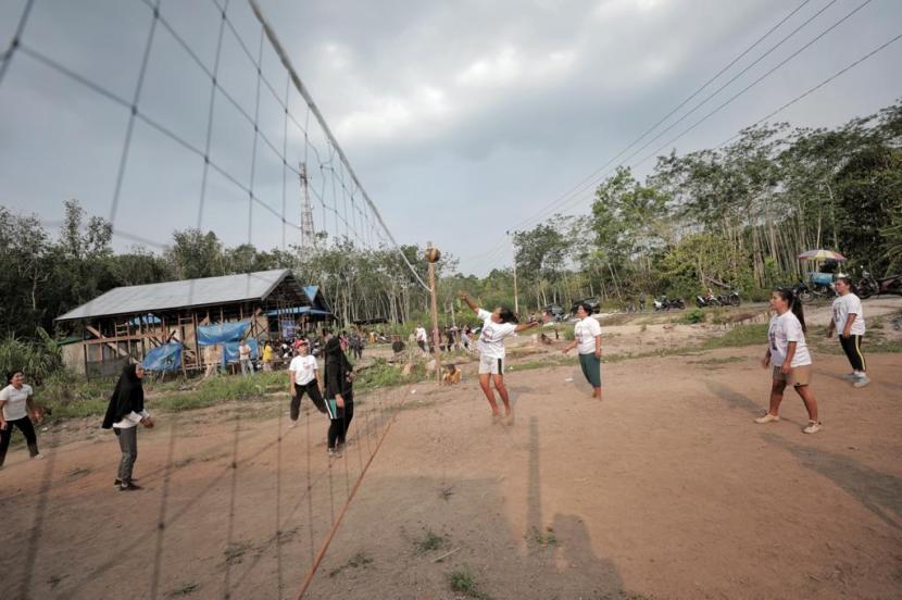 Lomba voli bersama puluhan perempuan di Desa Pilang, Kecamatan Jebiren, Kabupaten Pulang Pisau, Kalimantan Tengah. 