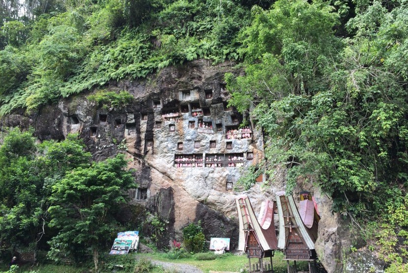 Londa is one of famous tourist attraction in Tana Toraja, South Sulawesi. Local residents used the steep rock as graveyard.