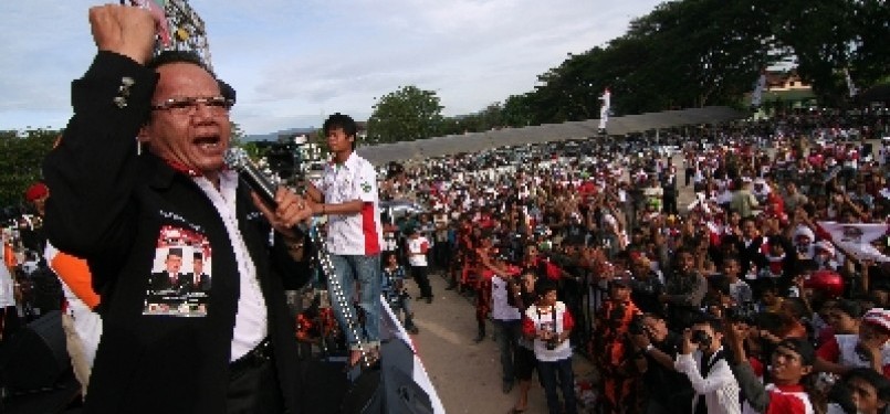Longki Djanggola berorasi di depan pendukungnya di Lapangan Watulemo, Palu, Sulawesi Tengah, Minggu (12/12). 