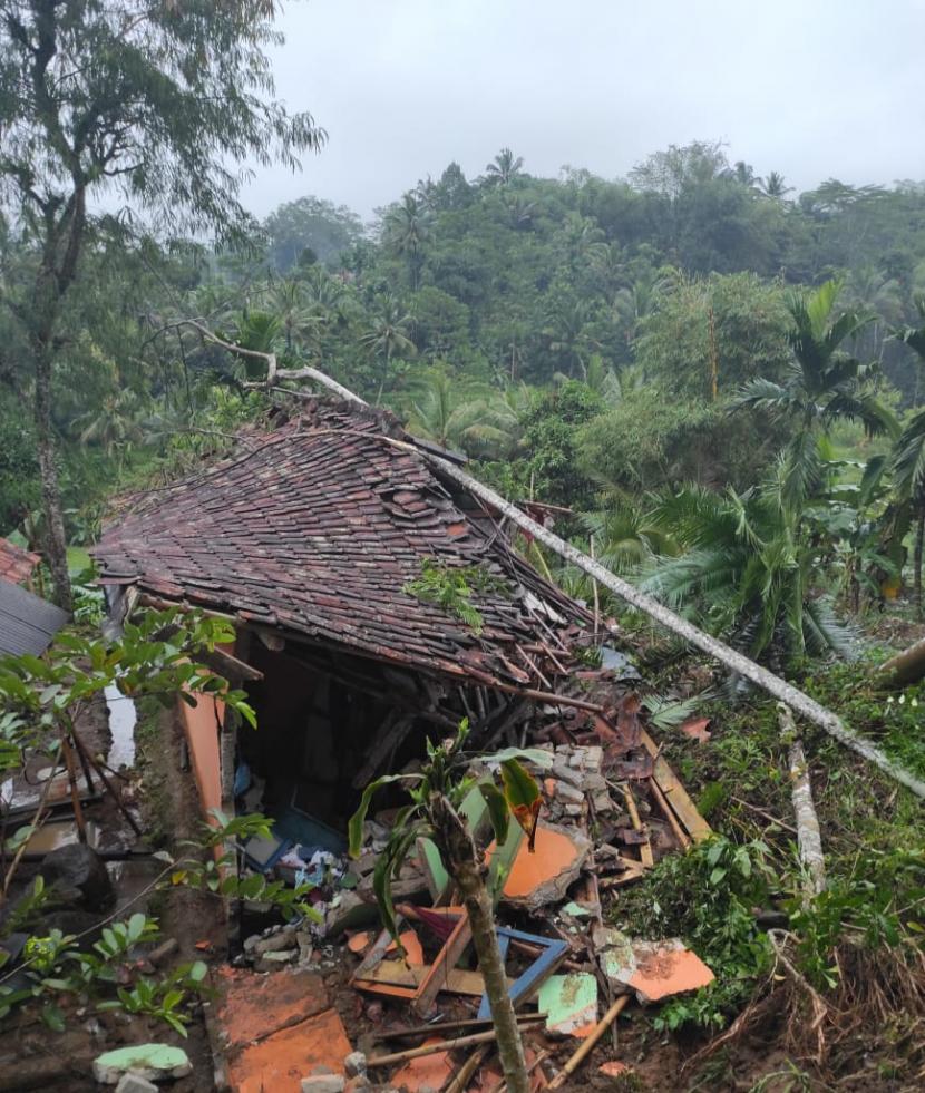Longsor dan banjir telah melanda sejumlah kawasan di Kabupaten Sukabumi. Tampak salah satu rumah warga di kecamatan Caringin kab Sukabumi Jawa Barat