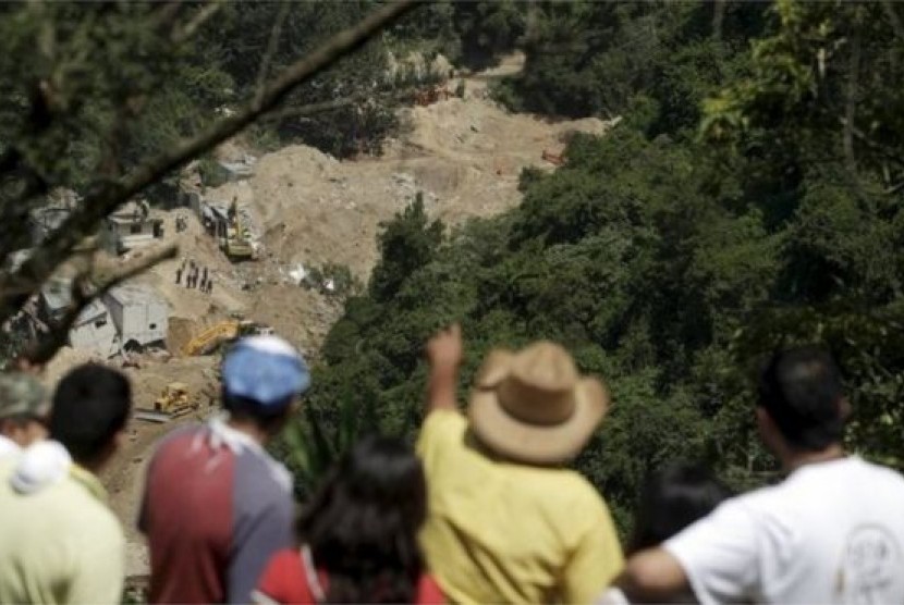 Longsor di Guatemala mengubur rumah sedalam 25 meter.