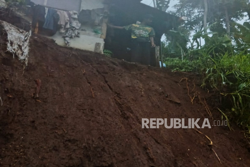 Dua Rumah di Bandung Barat Terdampak Longsor, Satu Rusak Barat