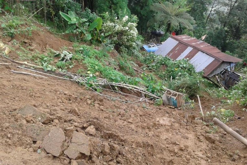 Longsor di wilayah Darjeeling, Bengal Barat, India menewaskan 21 orang, Selasa (1/7).
