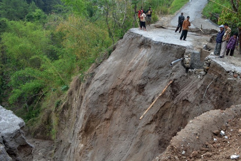 Longsor (Ilustrasi). Bencana tanah longsor yang dipicu hujan dengan intensitas tinggi di kawasan pesisir selatan Trenggalek sejak Sabtu (5/11/2022) malam menyebabkan akses jalur lintas selatan (JLS) dekat perbatasan daerah itu dengan Kabupaten Pacitan, Jawa Timur, terputus.