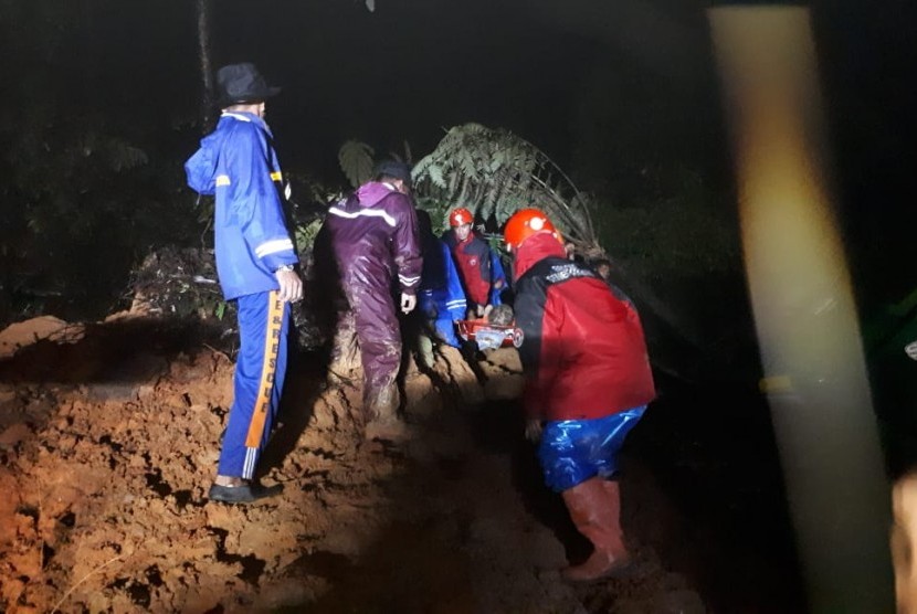 Longsor kembali memutus jalur Padang-Solok pada Jumat (14/12). Akibatnya, tiga kendaraan terseret material longsor dan satu orang dilaporkan meninggal dunia. 