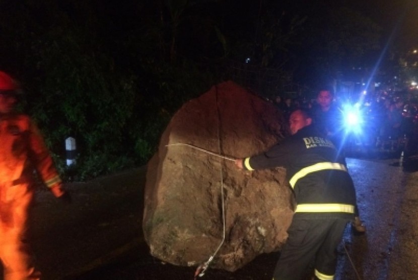 Longsor material batu besar terjadi di jalan raya Soreang-Ciwidey, Kampung  Cukanggenteng perbatasan dengan Kampung Sukajadi RT 01 RW 01, Kecamatan  Pasirjambu, Kabupaten Bandung, Sabtu (27/4).