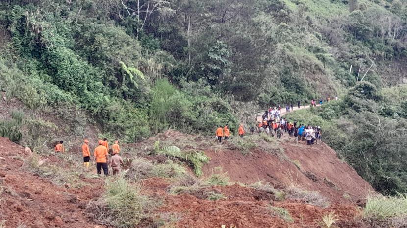 Longsor melanda Kabupaten Luwu, Sulawesi Selatan pada Senin (26/2/2024) pukul 09.10 WITA.  Empat orang dilaporkan meninggal dunia.