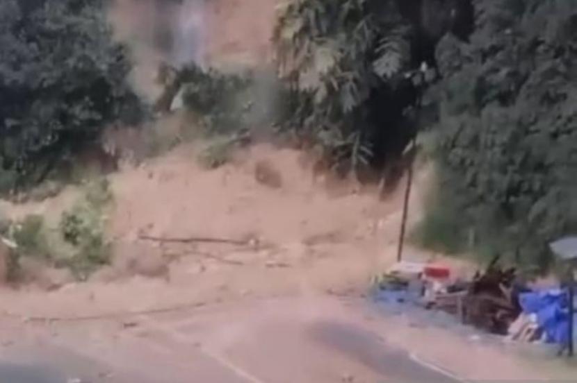 Longsor mengakibatkan jalan Lintas Sumatera Sumbar-Riau putus total.