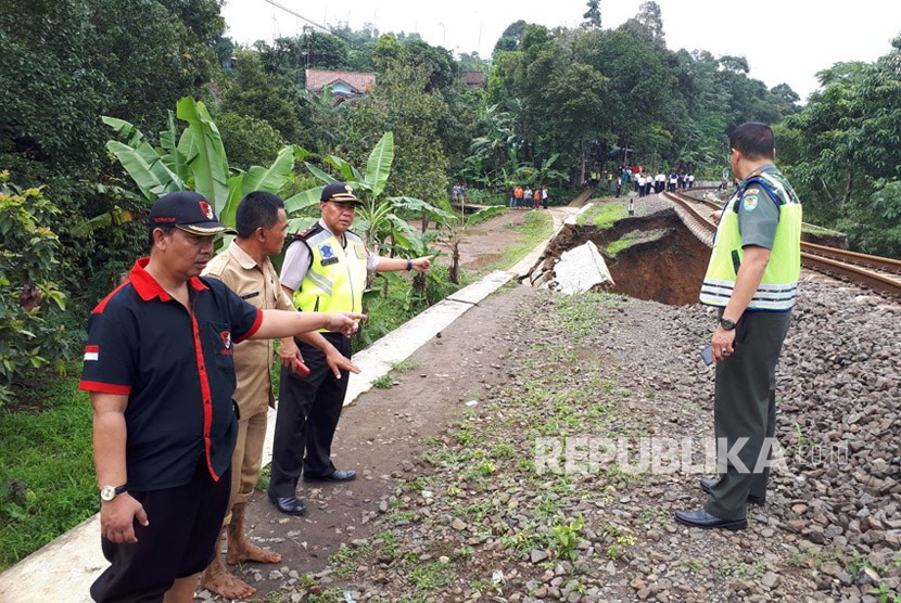Longsor mengakibatkan terputusnya jalur kereta api Sukabumi-Bogor dan mengakibatkan tiga rumah warga ikut menjadi korban, Senin (5/2). 