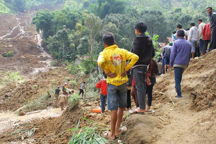 Longsor menimpa puluhan rumah warga dan menewaskan setidaknya 17 orang di desa Muka Payung kampung Lembang kecamatan Cililin kabupaten Bandung Barat, Senin (25/3).   (Republika/Arief Maulana Hasan)