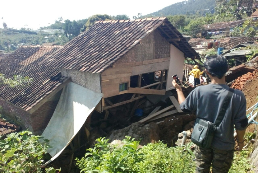 Longsor menimpa satu rumah di Kampung Cisalang, Desa Kadipaten, Kecamatan Kadipaten, Kabupaten Tasikmalaya, Rabu (22/2) malam. Dalam kejadian itu, sang pemilik rumah jadi satu-satunya korban luka.