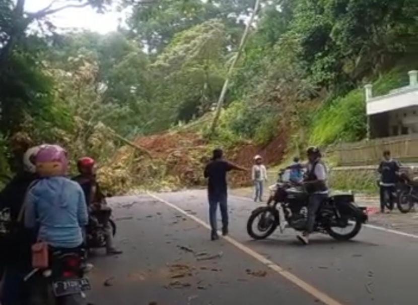 Longsor menutup sebuah ruas jalan pascagempa di Kabupaten Cianjur.