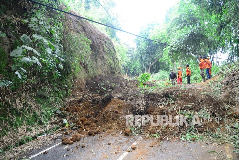 Longsor menutupi jalan