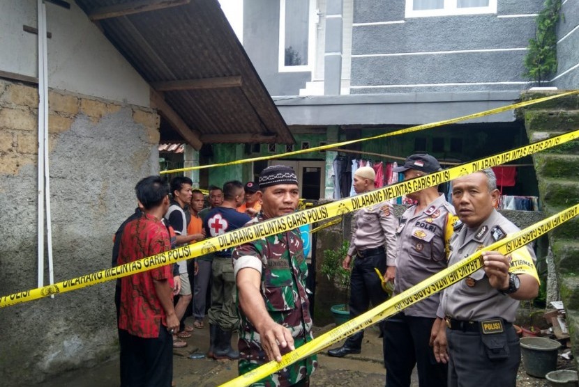 Longsor menyebabkan satu rumah ambruk di Kampung Cibolang, RT/RW 01/01, Desa Banjarwangi, Kecamatan Ciawi, Kabupaten Bogor, Kamis (20/2). Peristiwa tersebut mengakibatkan empat korban jiwa yang merupakan satu keluarga meninggal dunia. 