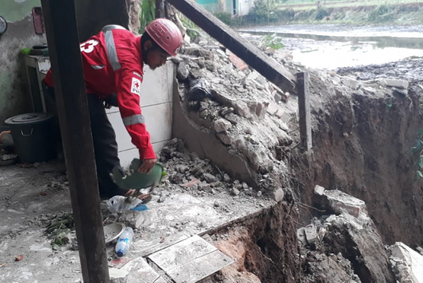 Longsor merusak satu unit rumah warga dan saluran irigasi di Desa Cibatu, Kecamatan Cisaat Kabupaten Sukabumi Senin (5/11).