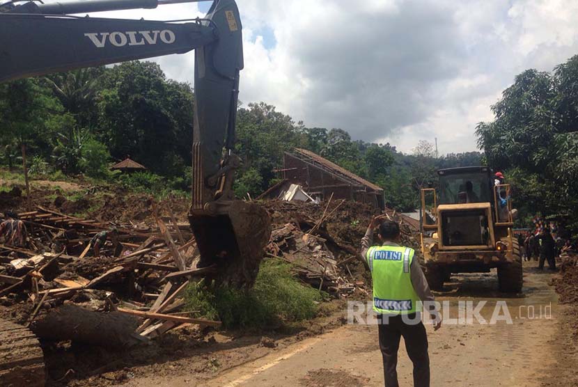 Alat berat berusaha membuka jalan yang tertutup longsor di daerah Ciherang, Kabupaten Sumedang, Rabu (21/9).