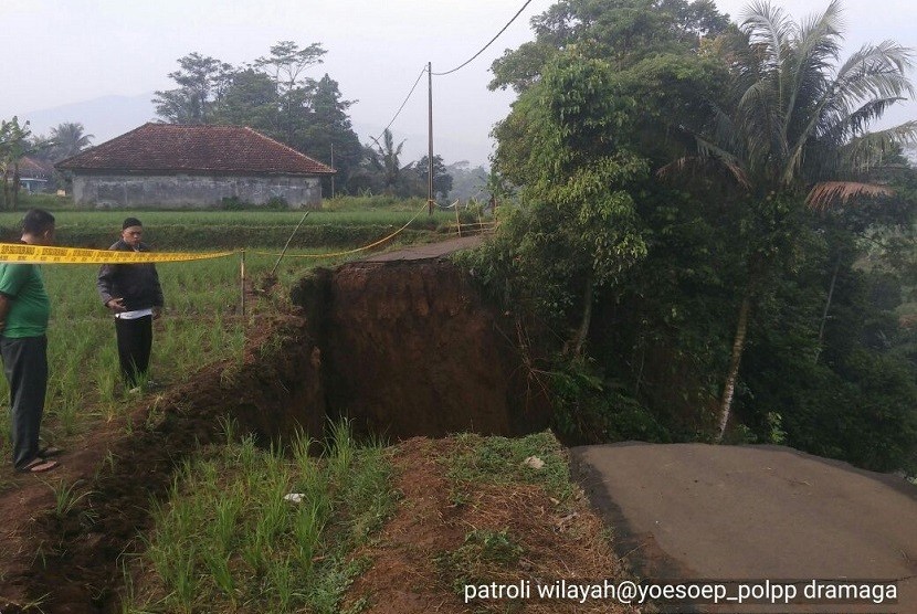 Longsor susulan terjadi di Desa Neglasari, Kampung Baru, Kecamatan Dramaga pada Ahad (15/4) pagi menyebabkan jalan terputus. Sebelumnya longsor terjadi pada Sabtu (7/4) pukul 22:00 WIB.  