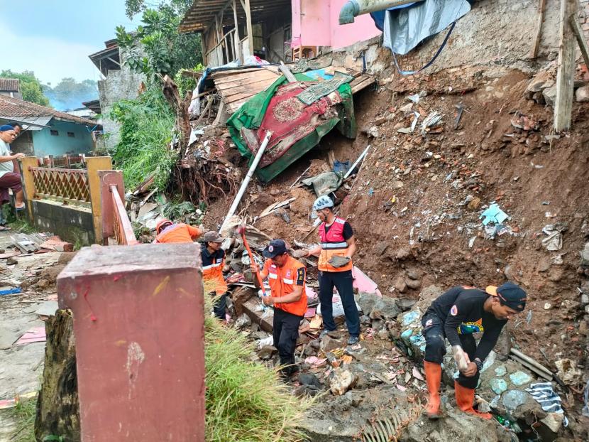 Tanah longsor di Kelurahan Tipar, Kecamatan Citamiang, Kota Sukabumi. Sepanjang 2023 Kota Sukabumi dilanda 63 bencana alam.