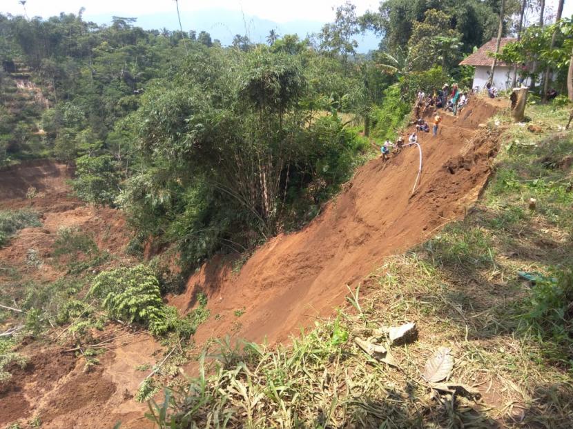 Longsor terjadi di Desa Santanamekar, Kecamatan Cisayong, Kabupaten Tasikmalaya, Senin (13/4).
