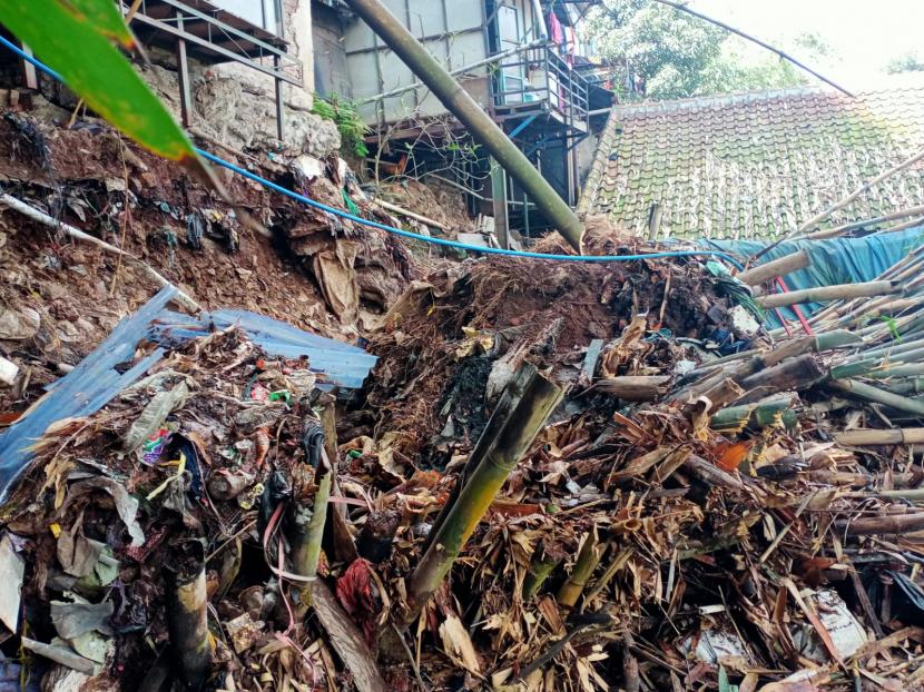Longsor terjadi pada tebing yang berada di RT 03 RW 01, Jalan Ir. H. Djuanda, Kelurahan Dago, Kota Bandung Selasa (2/11) dini hari akibat hujan deras. Bagian atap pada tiga rumah yang berada di bawah tebing rusak berat.