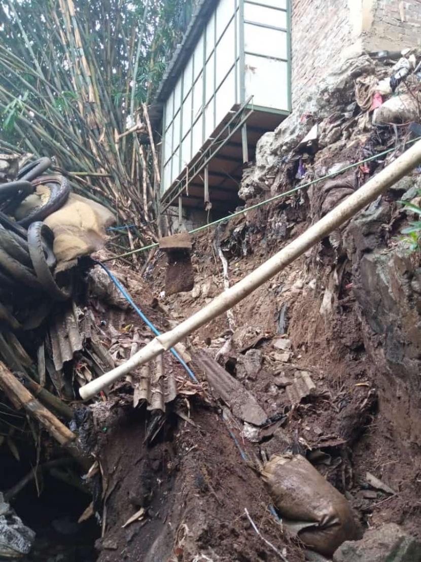 Longsor terjadi pada tebing yang berada di RT 03 RW 01, Jalan Ir. H. Djuanda, Kelurahan Dago, Kota Bandung Selasa (2/11) dini hari akibat hujan deras. Bagian atap pada tiga rumah yang berada di bawah tebing rusak berat.