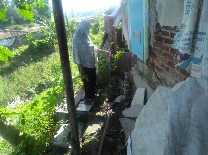 Longsor yang melanda Blok Rengaspayung, Desa/Kecamatan Kertasemaya, Kabupaten Indramayu bertambah parah, Jumat (20/5/2022). Warga berharap ada tindakan nyata dari pemerintah untuk mengatasi kondisi tersebut. 