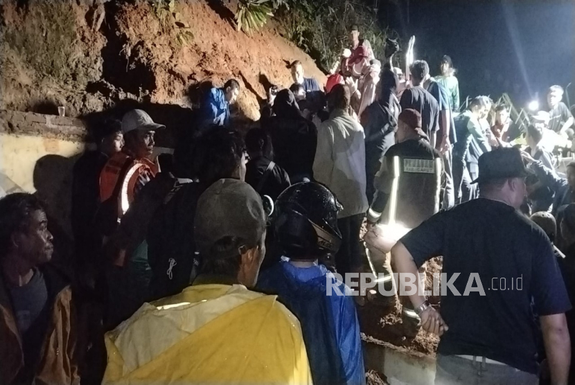 Longsor yang menimpa rumah yang dijadikan bengkel di Desa Bojong, Kecamatan Bungbulang, Kabupaten Garut, Ahad (23/2/2025) sore.