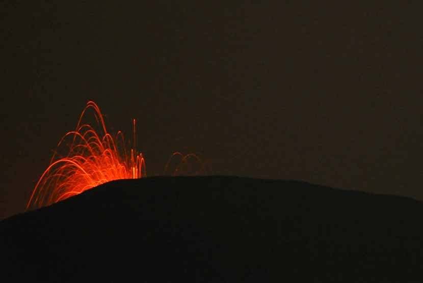 Lontaran material pijar terlihat pada kawah Gunung Slamet Banyumas, Jateng (ilustrasi). Meski Gunung Slamet berstatus Waspada, masyarakat diimbau tetap waspada.