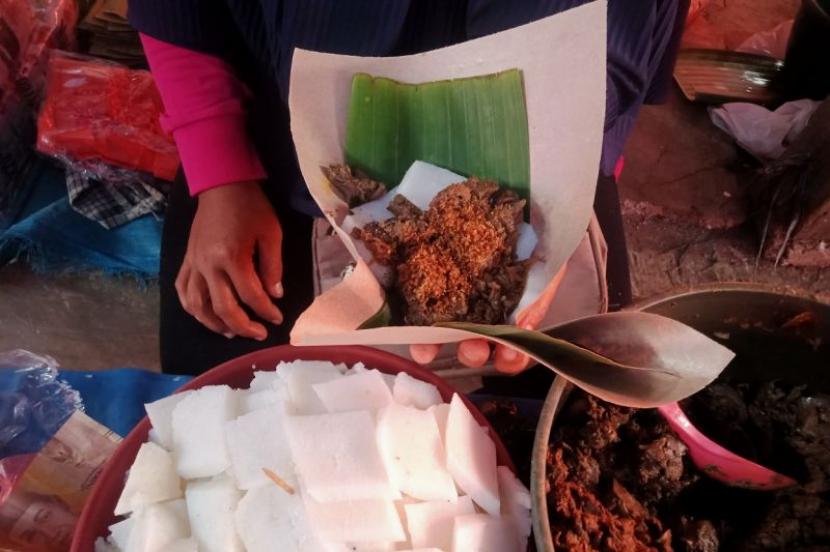Lontong kariang merupakan kuliner khas Bonjol, Pasaman, Sumatra Barat yang mampu bertahan sejak ratusan tahun