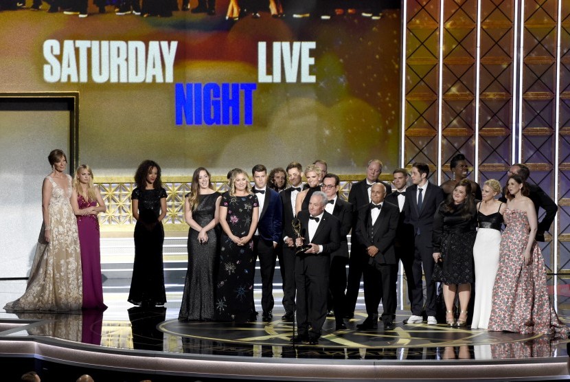 Lorne Michaels and kru Saturday Night Live menerima penghargaan di Emmy yang ke 69, Senin (18/9), di Teater Microsoft, Los Angeles.